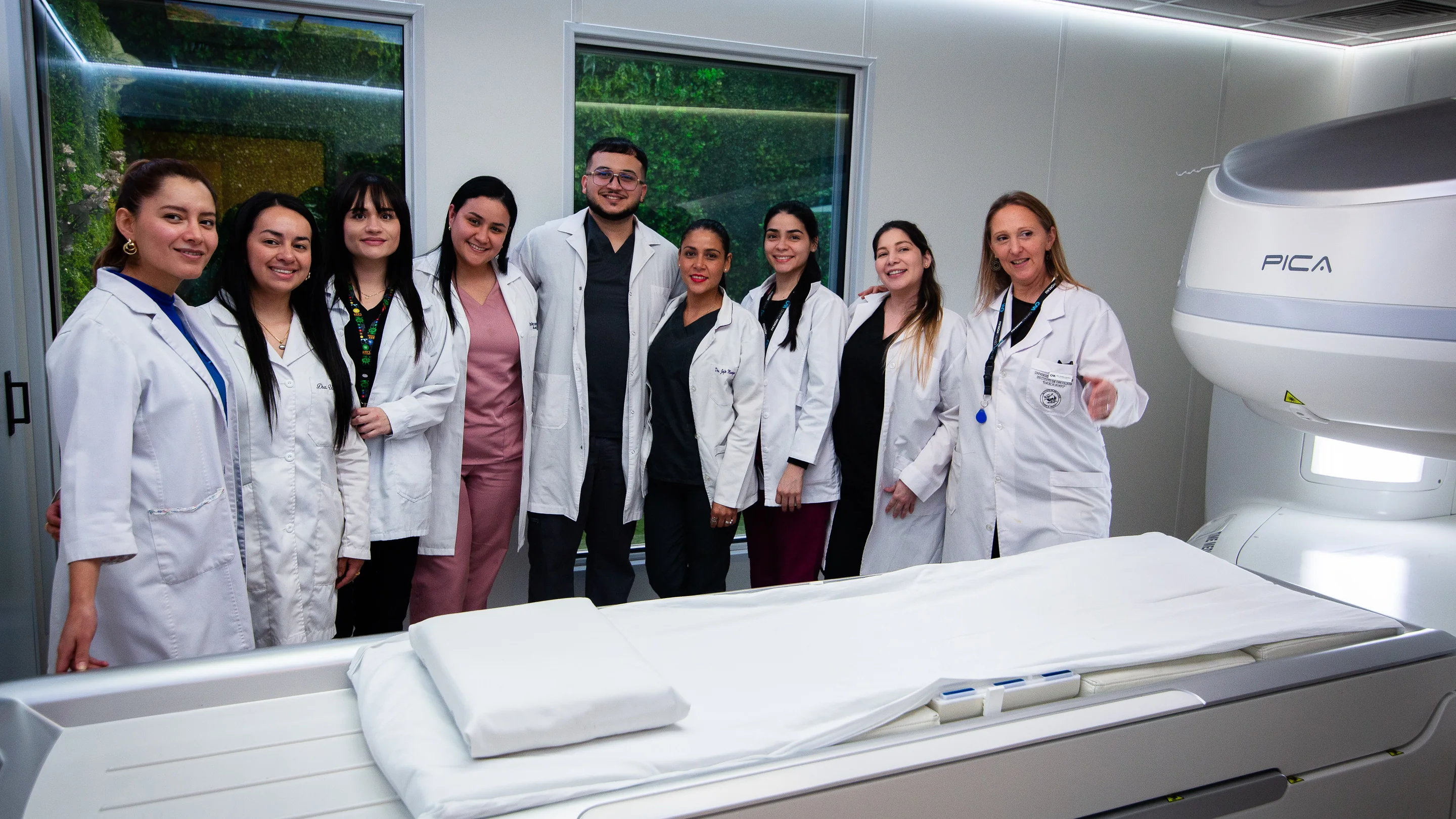 Equipo médico de Centro Moreau en la sala del resonador