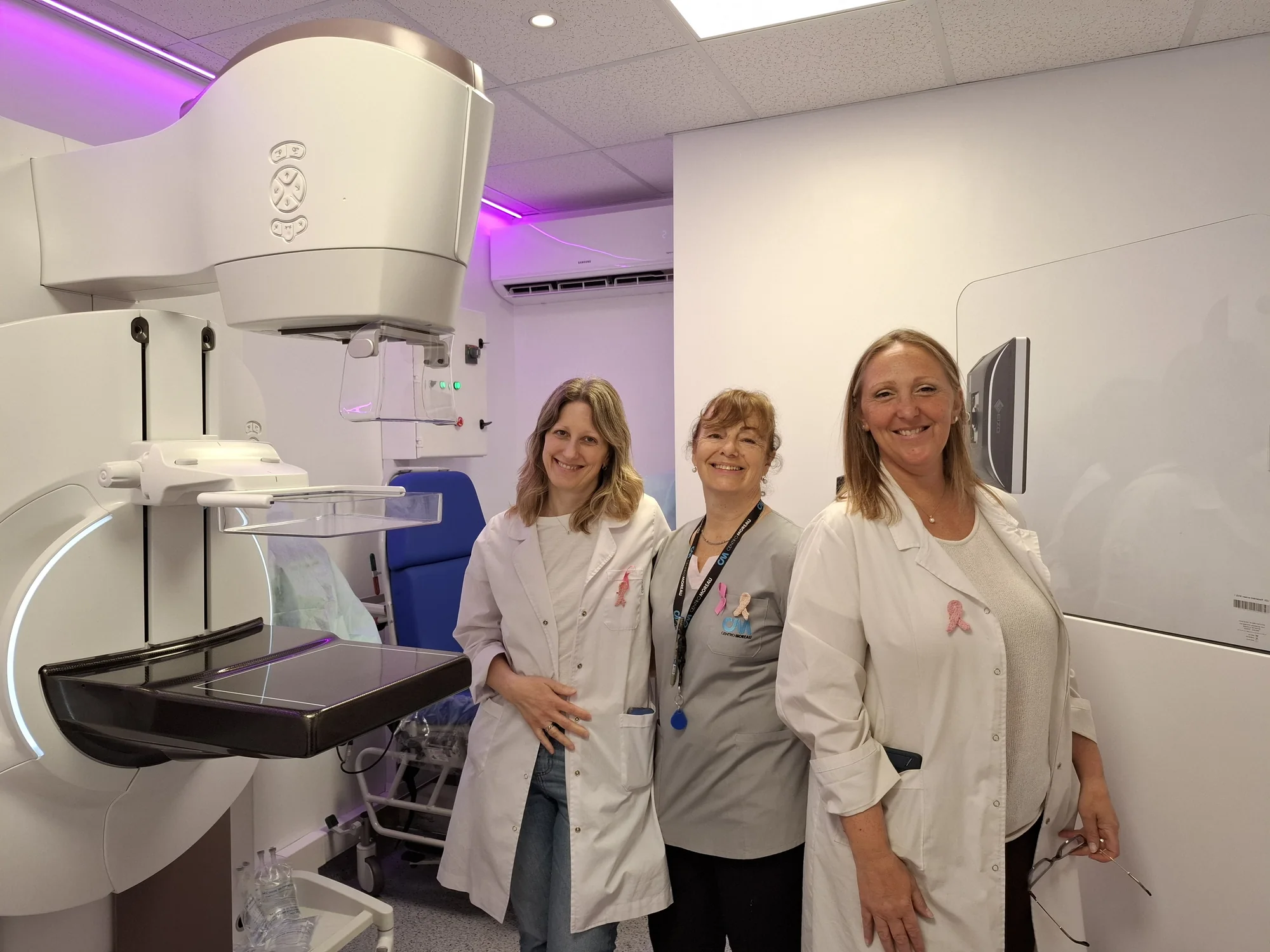 Equipo del Centro de la Mujer junto al mamógrafo